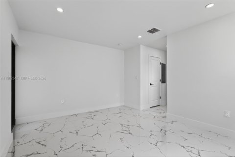 Touwnhouse à vendre à Miami, Floride: 2 chambres, 107.77 m2 № 2049670 - photo 11