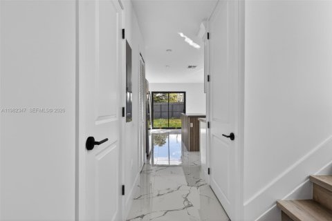 Touwnhouse à vendre à Miami, Floride: 2 chambres, 107.77 m2 № 2049670 - photo 12