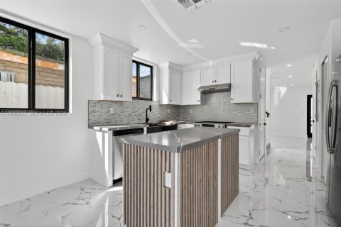 Touwnhouse à vendre à Miami, Floride: 2 chambres, 107.77 m2 № 2049670 - photo 15