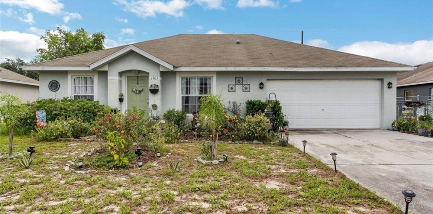 House in Poinciana, Florida 3 bedrooms, 115.2 sq.m. № 1773847