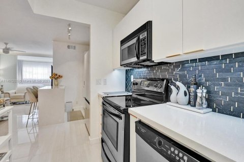 Купить кондоминиум в Халландейл-Бич, Флорида 2 спальни, 89.65м2, № 1702355 - фото 25