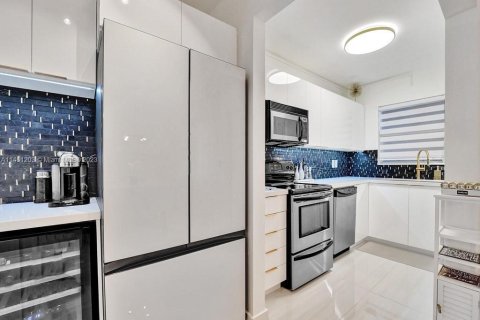 Купить кондоминиум в Халландейл-Бич, Флорида 2 спальни, 89.65м2, № 1702355 - фото 21