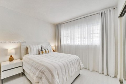 Купить кондоминиум в Халландейл-Бич, Флорида 2 спальни, 89.65м2, № 1702355 - фото 28