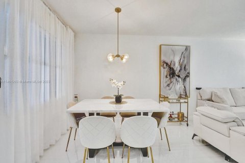 Купить кондоминиум в Халландейл-Бич, Флорида 2 спальни, 89.65м2, № 1702355 - фото 2