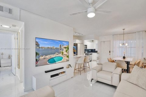Купить кондоминиум в Халландейл-Бич, Флорида 2 спальни, 89.65м2, № 1702355 - фото 15