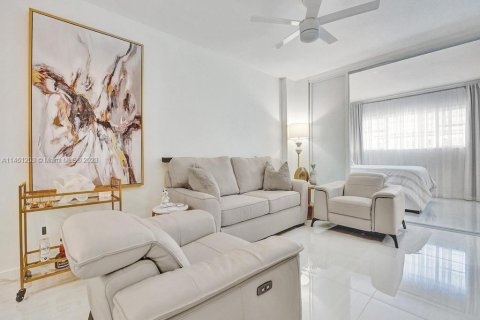 Купить кондоминиум в Халландейл-Бич, Флорида 2 спальни, 89.65м2, № 1702355 - фото 12