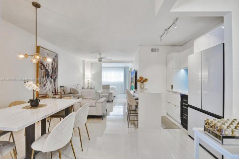Купить кондоминиум в Халландейл-Бич, Флорида 2 спальни, 89.65м2, № 1702355 - фото 1