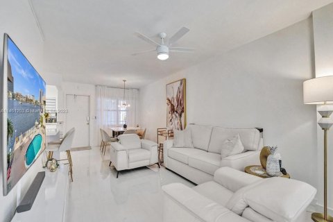 Купить кондоминиум в Халландейл-Бич, Флорида 2 спальни, 89.65м2, № 1702355 - фото 13