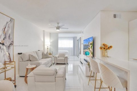 Купить кондоминиум в Халландейл-Бич, Флорида 2 спальни, 89.65м2, № 1702355 - фото 7