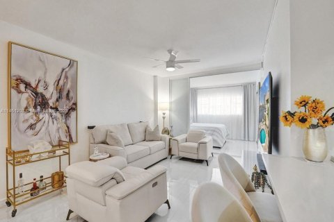 Купить кондоминиум в Халландейл-Бич, Флорида 2 спальни, 89.65м2, № 1702355 - фото 8