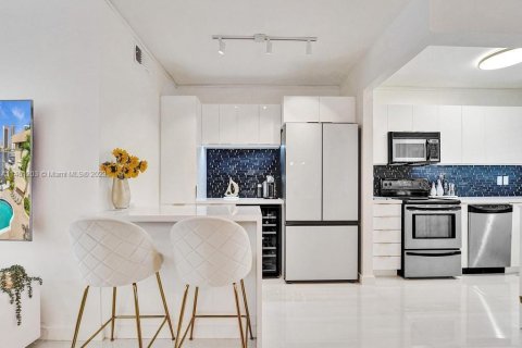 Купить кондоминиум в Халландейл-Бич, Флорида 2 спальни, 89.65м2, № 1702355 - фото 16