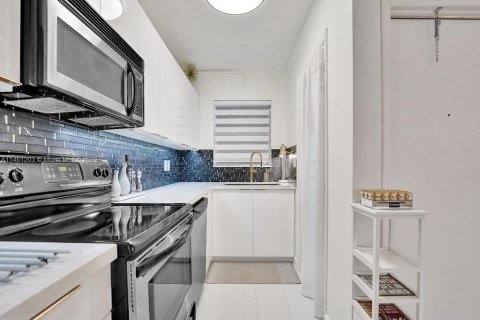 Купить кондоминиум в Халландейл-Бич, Флорида 2 спальни, 89.65м2, № 1702355 - фото 22