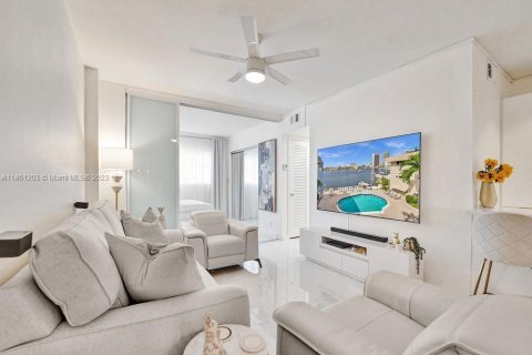 Купить кондоминиум в Халландейл-Бич, Флорида 2 спальни, 89.65м2, № 1702355 - фото 11