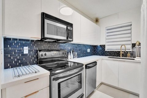Купить кондоминиум в Халландейл-Бич, Флорида 2 спальни, 89.65м2, № 1702355 - фото 23