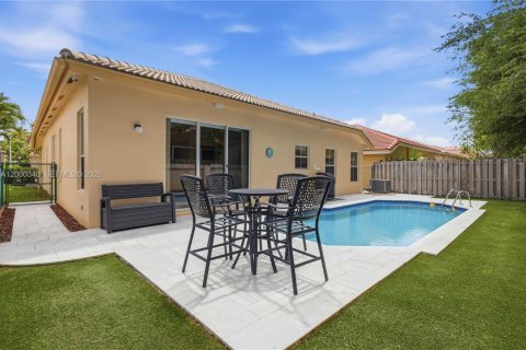 House in Davie, Florida 3 bedrooms, 168.62 sq.m. № 2065282 - photo 12