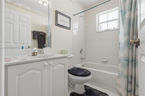 House in Davie, Florida 3 bedrooms, 168.62 sq.m. № 2065282 - photo 20