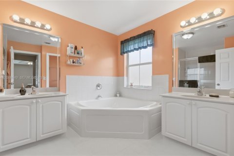 House in Davie, Florida 3 bedrooms, 168.62 sq.m. № 2065282 - photo 17