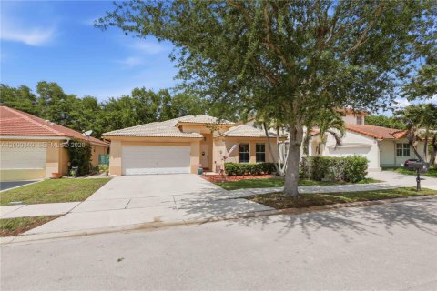 House in Davie, Florida 3 bedrooms, 168.62 sq.m. № 2065282 - photo 2