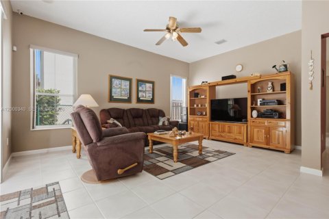 House in Davie, Florida 3 bedrooms, 168.62 sq.m. № 2065282 - photo 10