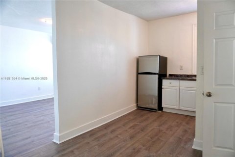 Снять в аренду квартиру в Майами, Флорида 1 спальня, № 1958368 - фото 2