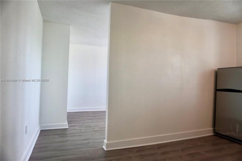 Снять в аренду квартиру в Майами, Флорида 1 спальня, № 1958368 - фото 10