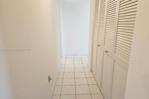 Condominio en venta en Hallandale Beach, Florida, 3 dormitorios, 161.65 m2 № 1728818 - foto 15