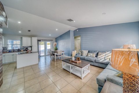 House in Cape Coral, Florida 3 bedrooms, 112.69 sq.m. № 2080649 - photo 19
