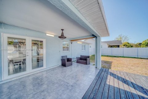 House in Cape Coral, Florida 3 bedrooms, 112.69 sq.m. № 2080649 - photo 4
