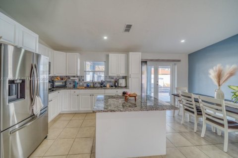 House in Cape Coral, Florida 3 bedrooms, 112.69 sq.m. № 2080649 - photo 15