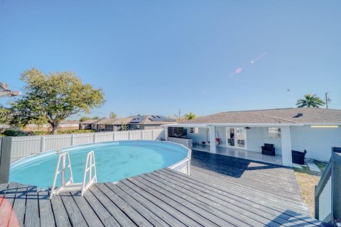 House in Cape Coral, Florida 3 bedrooms, 112.69 sq.m. № 2080649 - photo 3