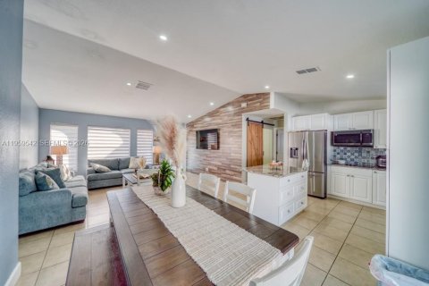House in Cape Coral, Florida 3 bedrooms, 112.69 sq.m. № 2080649 - photo 13