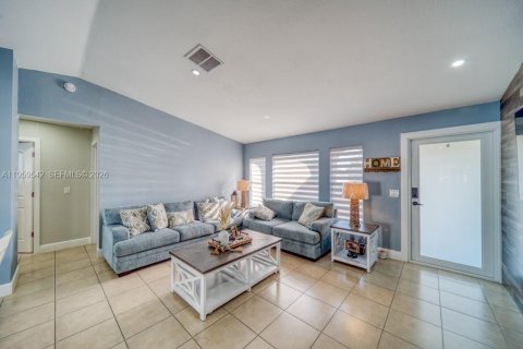 House in Cape Coral, Florida 3 bedrooms, 112.69 sq.m. № 2080649 - photo 21