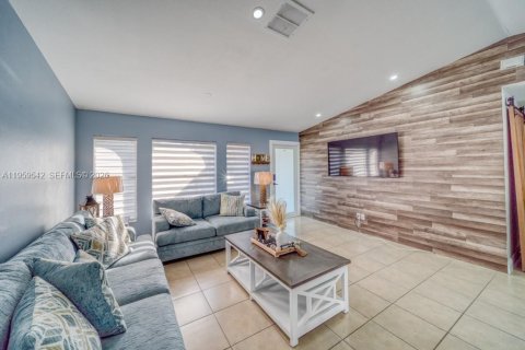 House in Cape Coral, Florida 3 bedrooms, 112.69 sq.m. № 2080649 - photo 23