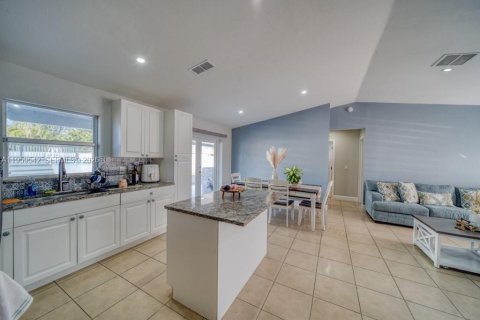 House in Cape Coral, Florida 3 bedrooms, 112.69 sq.m. № 2080649 - photo 12