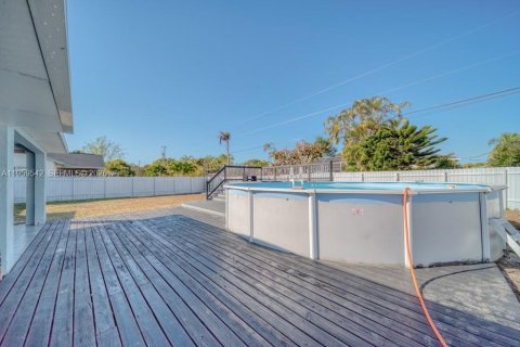 House in Cape Coral, Florida 3 bedrooms, 112.69 sq.m. № 2080649 - photo 30
