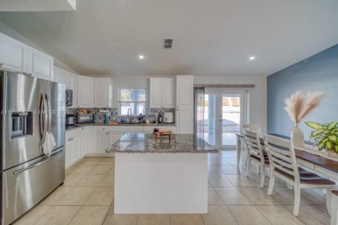 House in Cape Coral, Florida 3 bedrooms, 112.69 sq.m. № 2080649 - photo 17