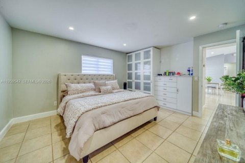 House in Cape Coral, Florida 3 bedrooms, 112.69 sq.m. № 2080649 - photo 5