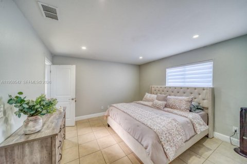 House in Cape Coral, Florida 3 bedrooms, 112.69 sq.m. № 2080649 - photo 9