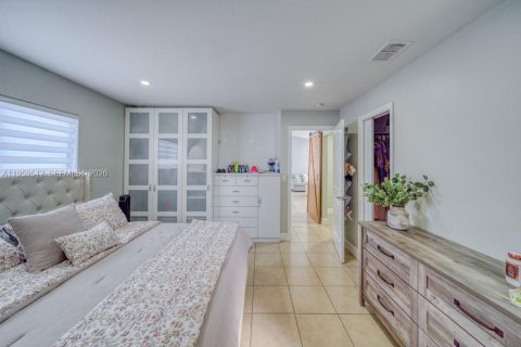 House in Cape Coral, Florida 3 bedrooms, 112.69 sq.m. № 2080649 - photo 7