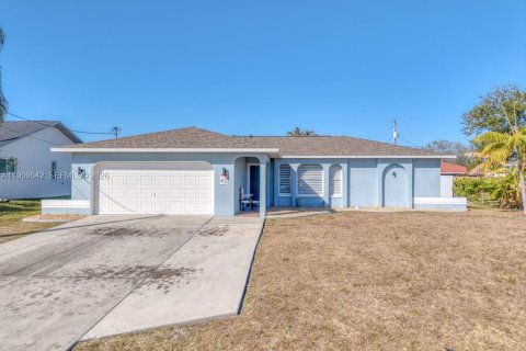 House in Cape Coral, Florida 3 bedrooms, 112.69 sq.m. № 2080649