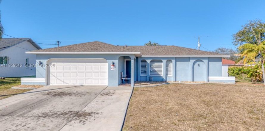 House in Cape Coral, Florida 3 bedrooms, 112.69 sq.m. № 2080649