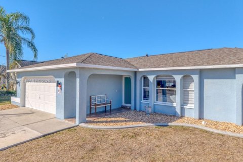 House in Cape Coral, Florida 3 bedrooms, 112.69 sq.m. № 2080649 - photo 2