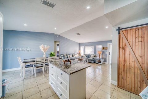 House in Cape Coral, Florida 3 bedrooms, 112.69 sq.m. № 2080649 - photo 11