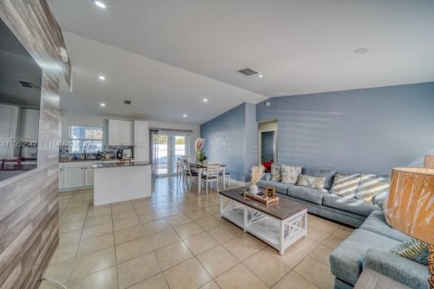 House in Cape Coral, Florida 3 bedrooms, 112.69 sq.m. № 2080649 - photo 22