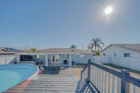 House in Cape Coral, Florida 3 bedrooms, 112.69 sq.m. № 2080649 - photo 25