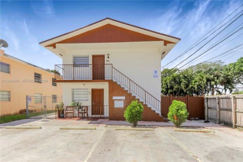 Villa ou maison à louer à Hialeah, Floride: 2 chambres, 78.04 m2 № 1999377 - photo 13