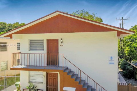 Villa ou maison à louer à Hialeah, Floride: 2 chambres, 78.04 m2 № 1999377 - photo 12