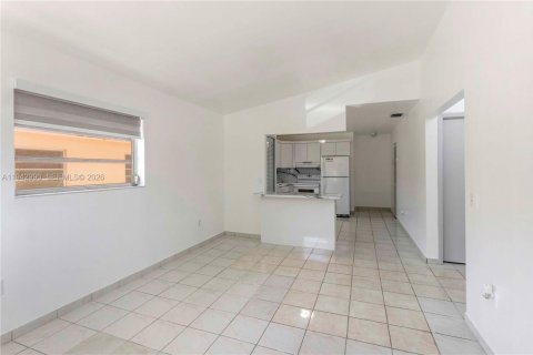 Villa ou maison à louer à Hialeah, Floride: 2 chambres, 78.04 m2 № 1999377 - photo 4