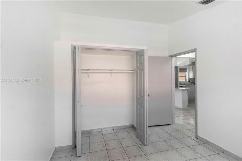 Villa ou maison à louer à Hialeah, Floride: 2 chambres, 78.04 m2 № 1999377 - photo 7