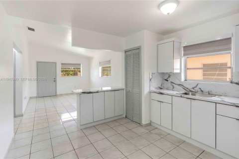 Villa ou maison à louer à Hialeah, Floride: 2 chambres, 78.04 m2 № 1999377 - photo 3